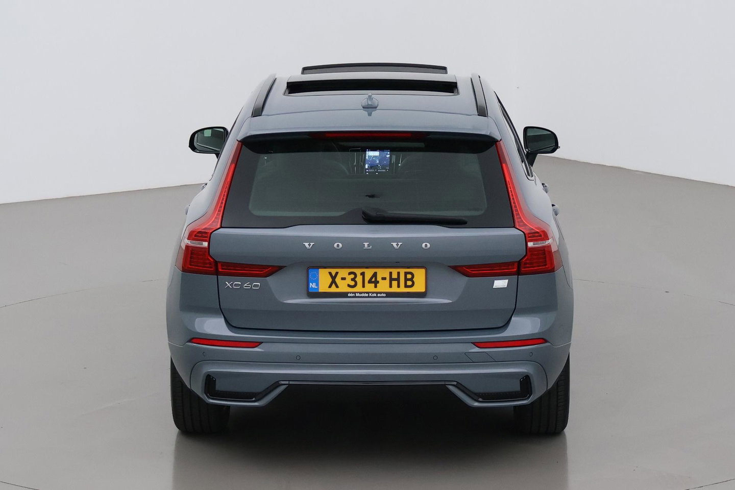 Volvo XC60 T6 Plus Dark | Long Range | Panoramadak | Trekhaak | Camera | BLIS | Keyless | Memory