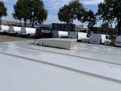 Peugeot Partner 1.5 BlueHDI 102pk Premium / vaste prijs rijklaar € 10.950 ex btw / 6 versnellingen / lease vanaf € 185 / trekhaak 1500 kg / dakdragers / airco / cruise / euro 6 / bpm vrij