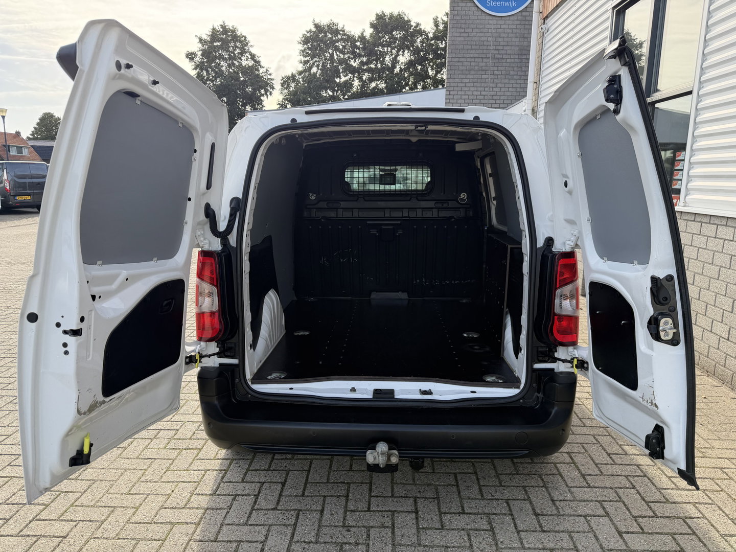 Peugeot Partner 1.5 BlueHDI 102pk Premium / vaste prijs rijklaar € 10.950 ex btw / 6 versnellingen / lease vanaf € 185 / trekhaak 1500 kg / dakdragers / airco / cruise / euro 6 / bpm vrij