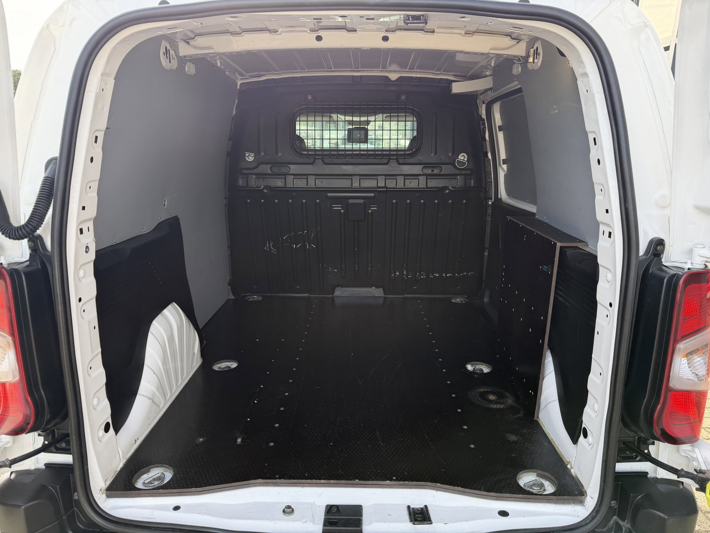 Peugeot Partner 1.5 BlueHDI 102pk Premium / vaste prijs rijklaar € 10.950 ex btw / 6 versnellingen / lease vanaf € 185 / trekhaak 1500 kg / dakdragers / airco / cruise / euro 6 / bpm vrij