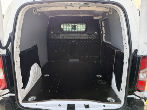 Peugeot Partner 1.5 BlueHDI 102pk Premium / vaste prijs rijklaar € 10.950 ex btw / 6 versnellingen / lease vanaf € 185 / trekhaak 1500 kg / dakdragers / airco / cruise / euro 6 / bpm vrij