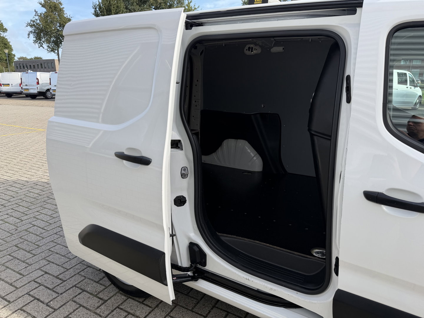Peugeot Partner 1.5 BlueHDI 102pk Premium / vaste prijs rijklaar € 10.950 ex btw / 6 versnellingen / lease vanaf € 185 / trekhaak 1500 kg / dakdragers / airco / cruise / euro 6 / bpm vrij