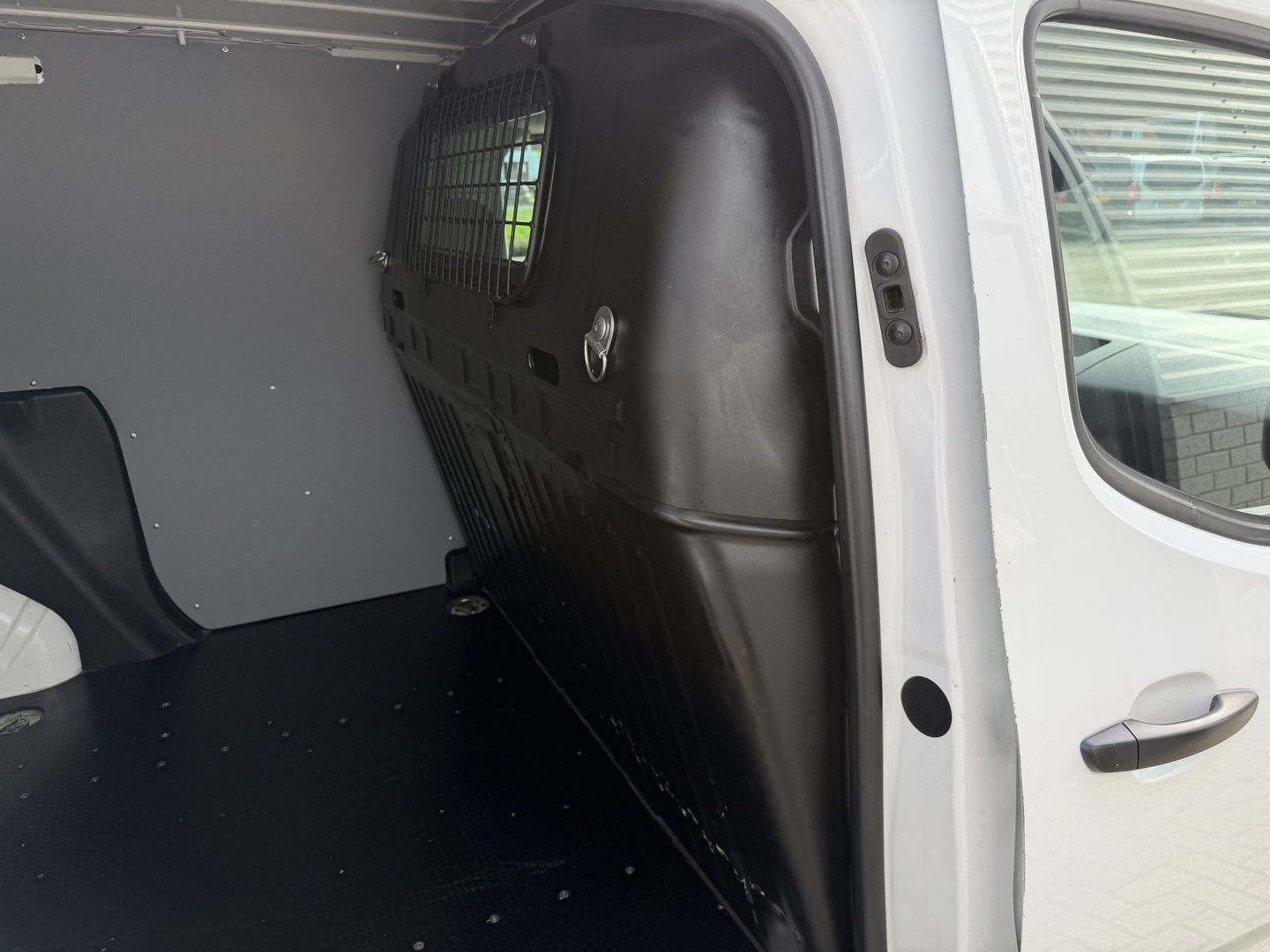 Peugeot Partner 1.5 BlueHDI 102pk Premium / vaste prijs rijklaar € 10.950 ex btw / 6 versnellingen / lease vanaf € 185 / trekhaak 1500 kg / dakdragers / airco / cruise / euro 6 / bpm vrij