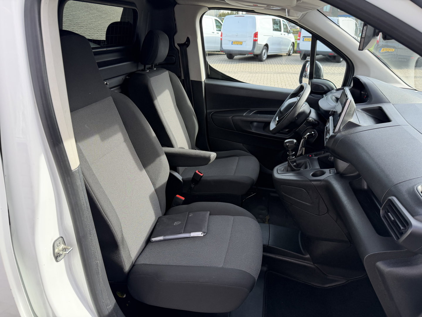 Peugeot Partner 1.5 BlueHDI 102pk Premium / vaste prijs rijklaar € 10.950 ex btw / 6 versnellingen / lease vanaf € 185 / trekhaak 1500 kg / dakdragers / airco / cruise / euro 6 / bpm vrij