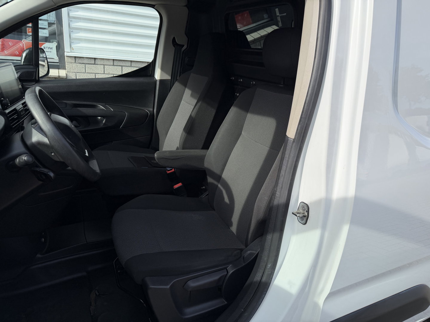 Peugeot Partner 1.5 BlueHDI 102pk Premium / vaste prijs rijklaar € 10.950 ex btw / 6 versnellingen / lease vanaf € 185 / trekhaak 1500 kg / dakdragers / airco / cruise / euro 6 / bpm vrij