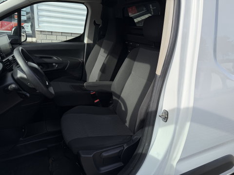 Peugeot Partner 1.5 BlueHDI 102pk Premium / vaste prijs rijklaar € 10.950 ex btw / 6 versnellingen / lease vanaf € 185 / trekhaak 1500 kg / dakdragers / airco / cruise / euro 6 / bpm vrij