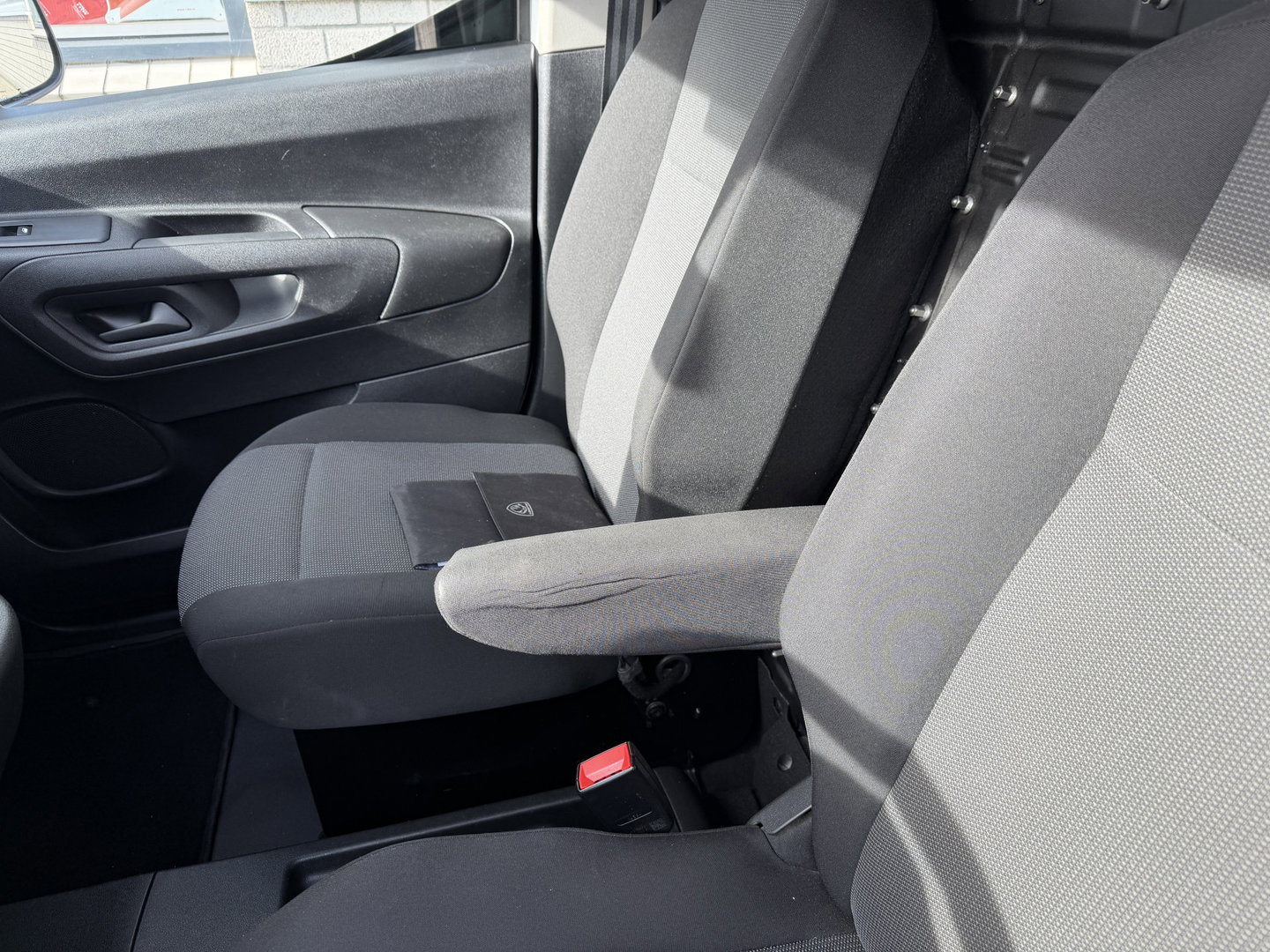 Peugeot Partner 1.5 BlueHDI 102pk Premium / vaste prijs rijklaar € 10.950 ex btw / 6 versnellingen / lease vanaf € 185 / trekhaak 1500 kg / dakdragers / airco / cruise / euro 6 / bpm vrij