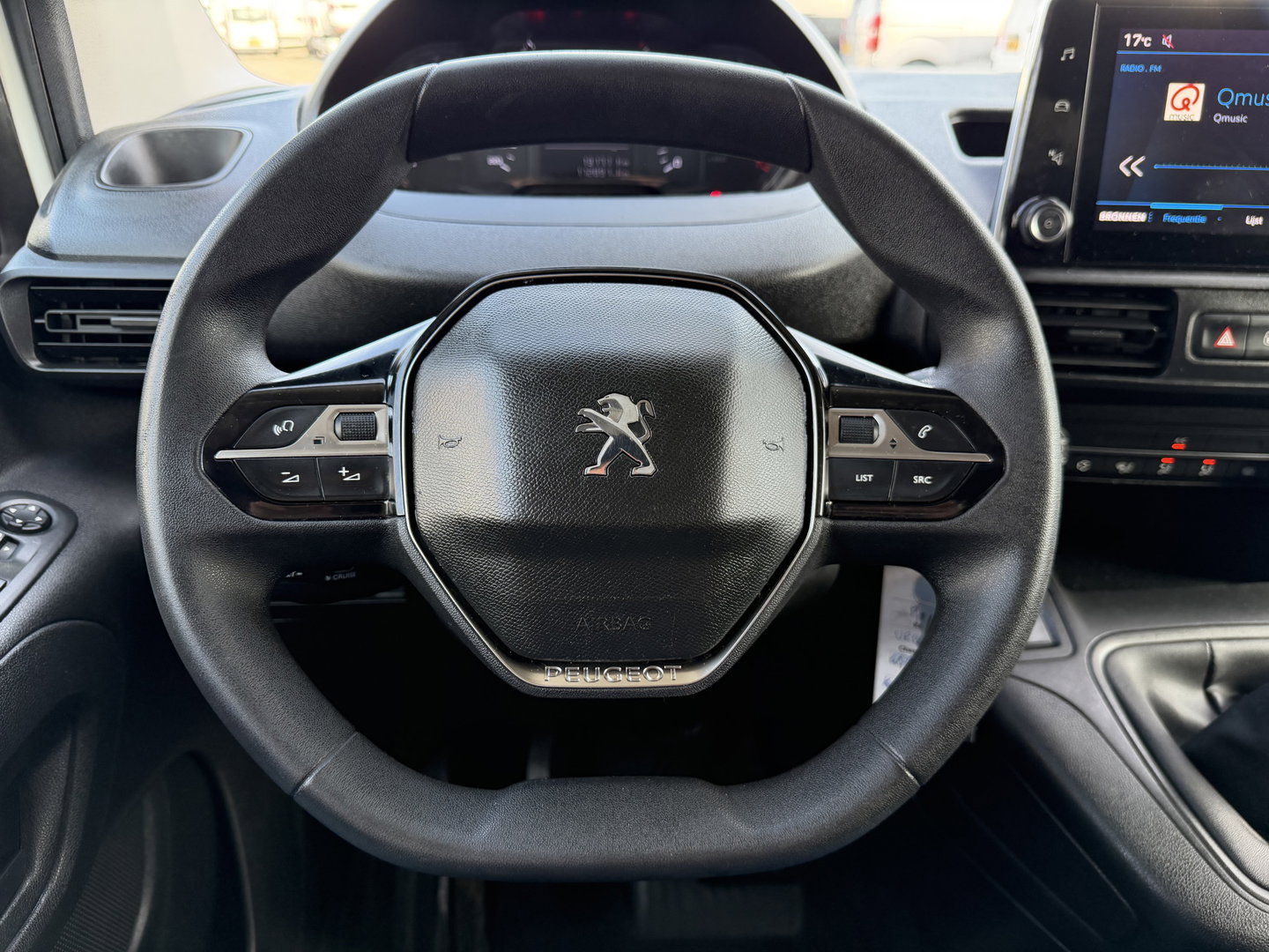 Peugeot Partner 1.5 BlueHDI 102pk Premium / vaste prijs rijklaar € 10.950 ex btw / 6 versnellingen / lease vanaf € 185 / trekhaak 1500 kg / dakdragers / airco / cruise / euro 6 / bpm vrij