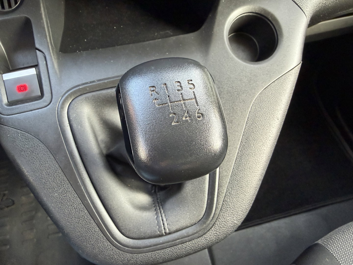 Peugeot Partner 1.5 BlueHDI 102pk Premium / vaste prijs rijklaar € 10.950 ex btw / 6 versnellingen / lease vanaf € 185 / trekhaak 1500 kg / dakdragers / airco / cruise / euro 6 / bpm vrij