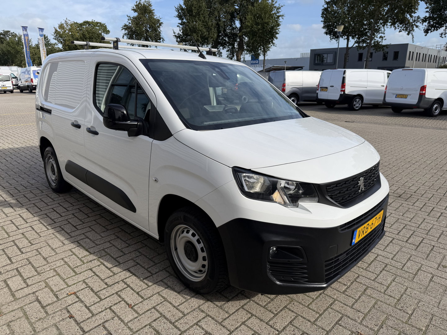 Peugeot Partner 1.5 BlueHDI 102pk Premium / vaste prijs rijklaar € 10.950 ex btw / 6 versnellingen / lease vanaf € 185 / trekhaak 1500 kg / dakdragers / airco / cruise / euro 6 / bpm vrij