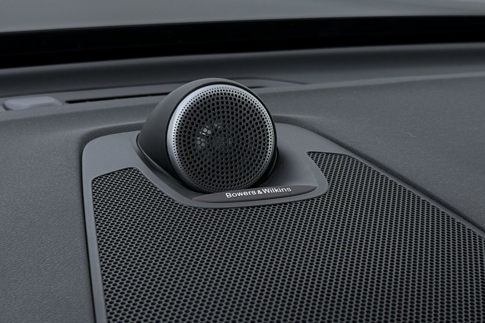 Volvo XC60 2.0 T8 Twin Engine AWD Momentum | Luchtvering | Bowers & Wilkins | Trekhaak | BLIS | Panoramadak | Head-up