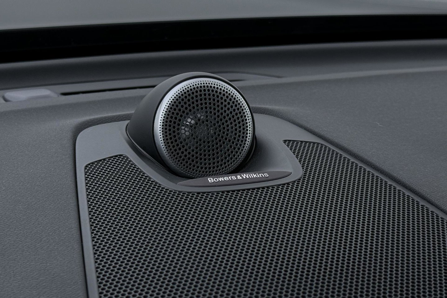 Volvo XC60 2.0 T8 Twin Engine AWD Momentum | Luchtvering | Bowers & Wilkins | Trekhaak | BLIS | Panoramadak | Head-up