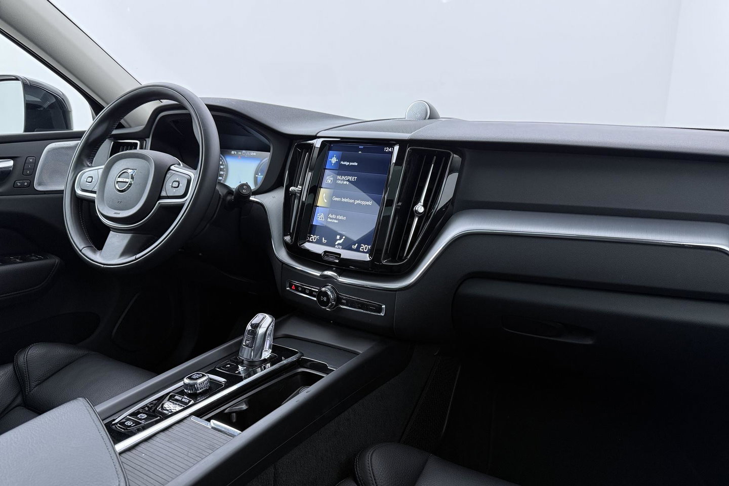 Volvo XC60 2.0 T8 Twin Engine AWD Momentum | Luchtvering | Bowers & Wilkins | Trekhaak | BLIS | Panoramadak | Head-up
