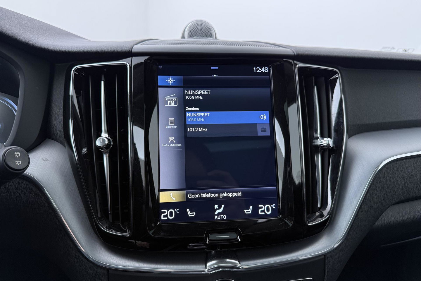 Volvo XC60 2.0 T8 Twin Engine AWD Momentum | Luchtvering | Bowers & Wilkins | Trekhaak | BLIS | Panoramadak | Head-up