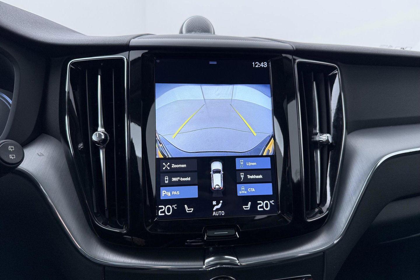 Volvo XC60 2.0 T8 Twin Engine AWD Momentum | Luchtvering | Bowers & Wilkins | Trekhaak | BLIS | Panoramadak | Head-up