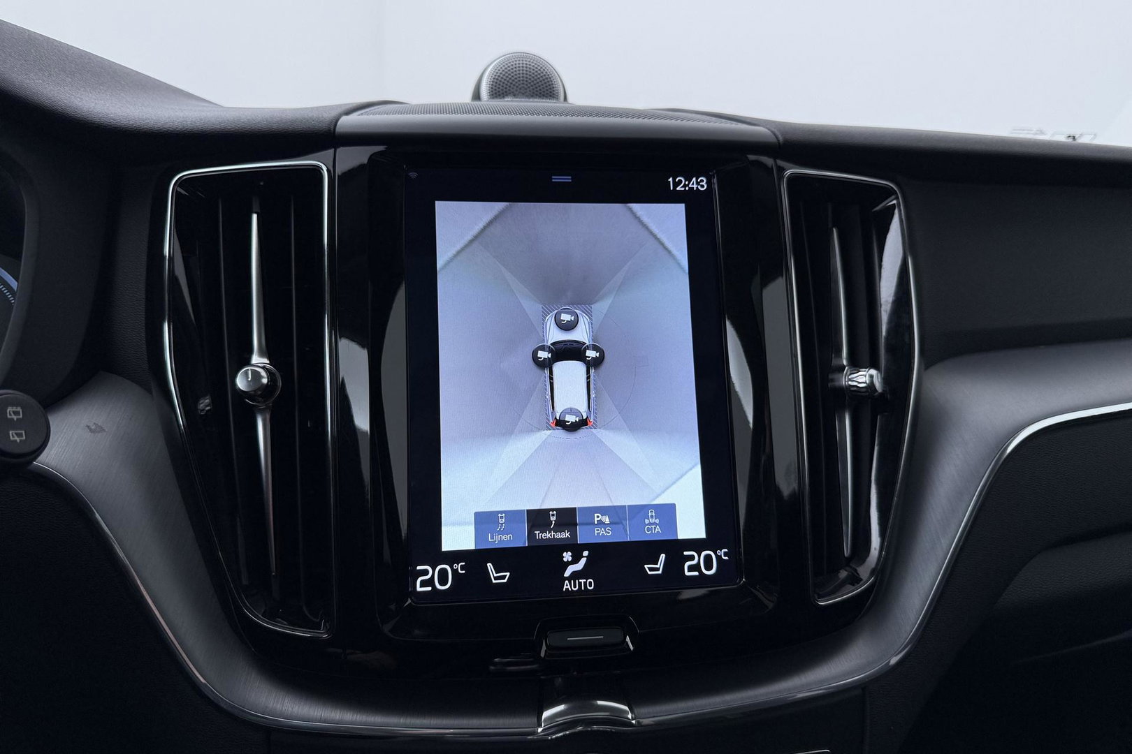 Volvo XC60 2.0 T8 Twin Engine AWD Momentum | Luchtvering | Bowers & Wilkins | Trekhaak | BLIS | Panoramadak | Head-up