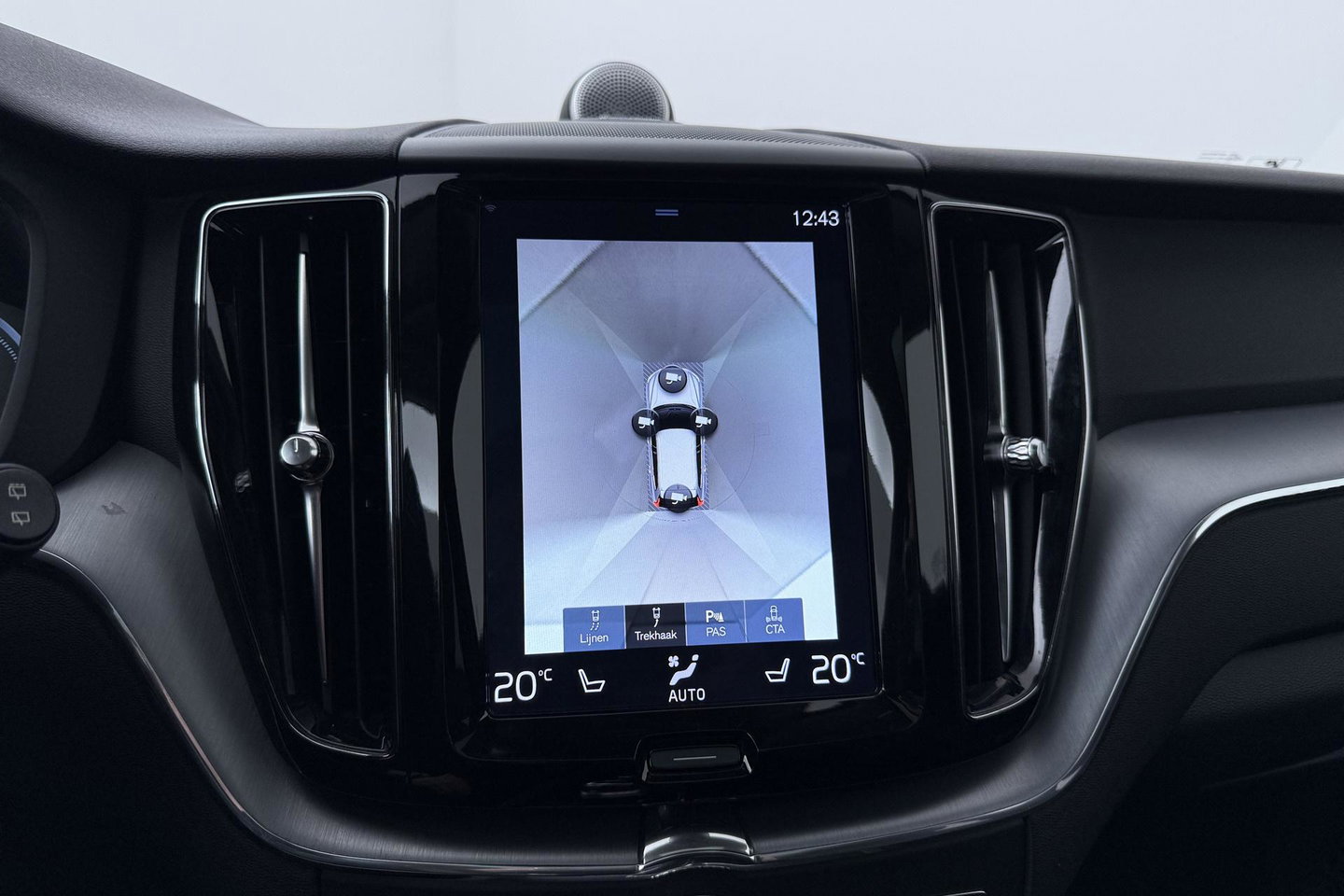 Volvo XC60 2.0 T8 Twin Engine AWD Momentum | Luchtvering | Bowers & Wilkins | Trekhaak | BLIS | Panoramadak | Head-up
