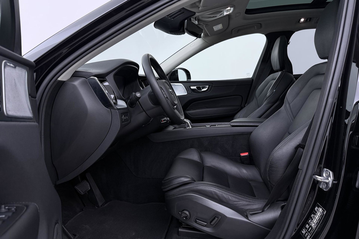 Volvo XC60 2.0 T8 Twin Engine AWD Momentum | Luchtvering | Bowers & Wilkins | Trekhaak | BLIS | Panoramadak | Head-up