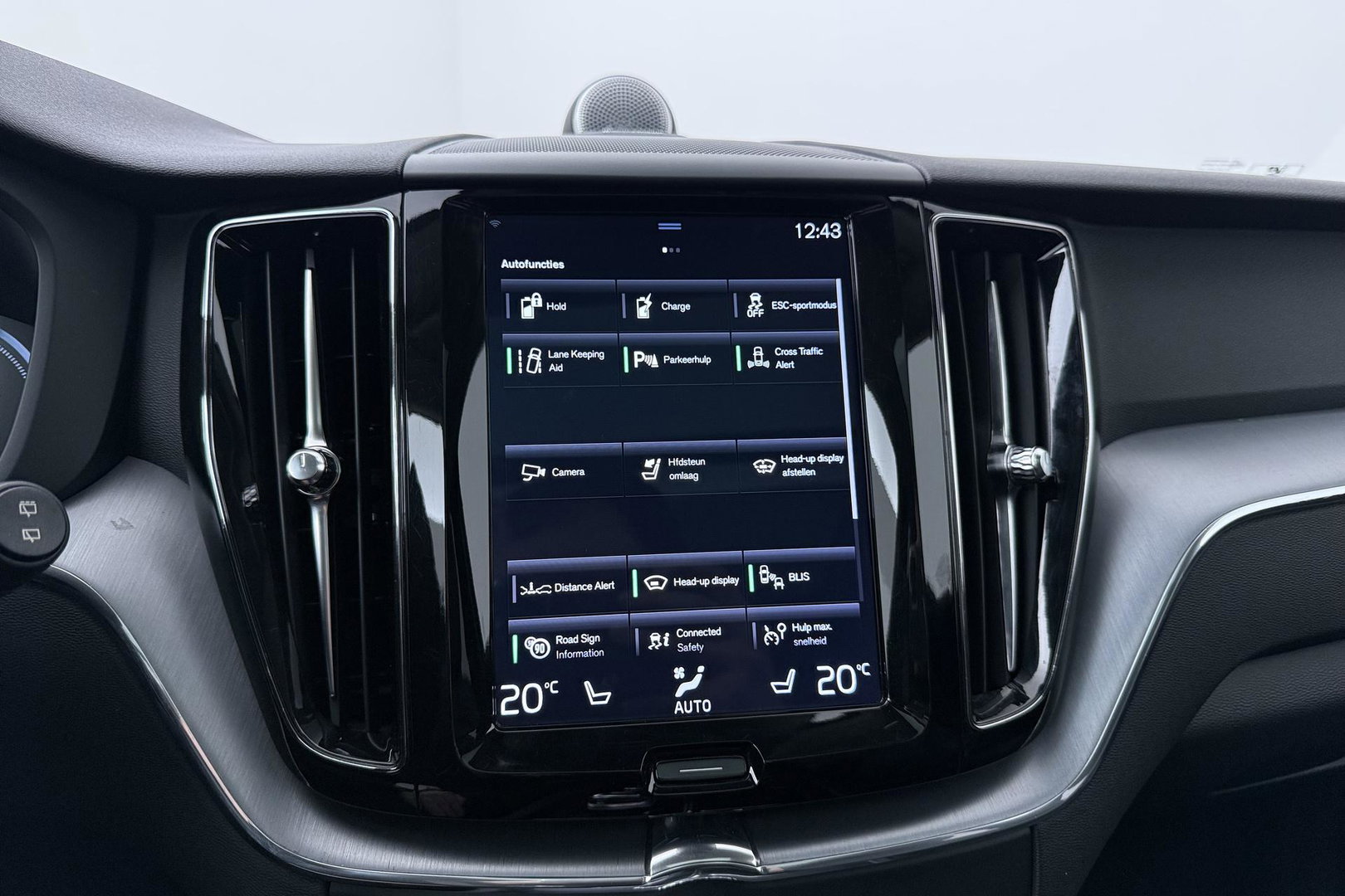 Volvo XC60 2.0 T8 Twin Engine AWD Momentum | Luchtvering | Bowers & Wilkins | Trekhaak | BLIS | Panoramadak | Head-up