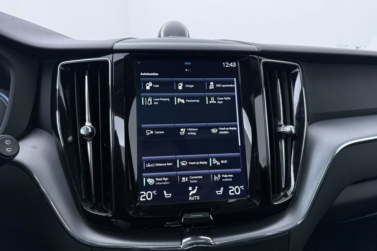 Volvo XC60 2.0 T8 Twin Engine AWD Momentum | Luchtvering | Bowers & Wilkins | Trekhaak | BLIS | Panoramadak | Head-up
