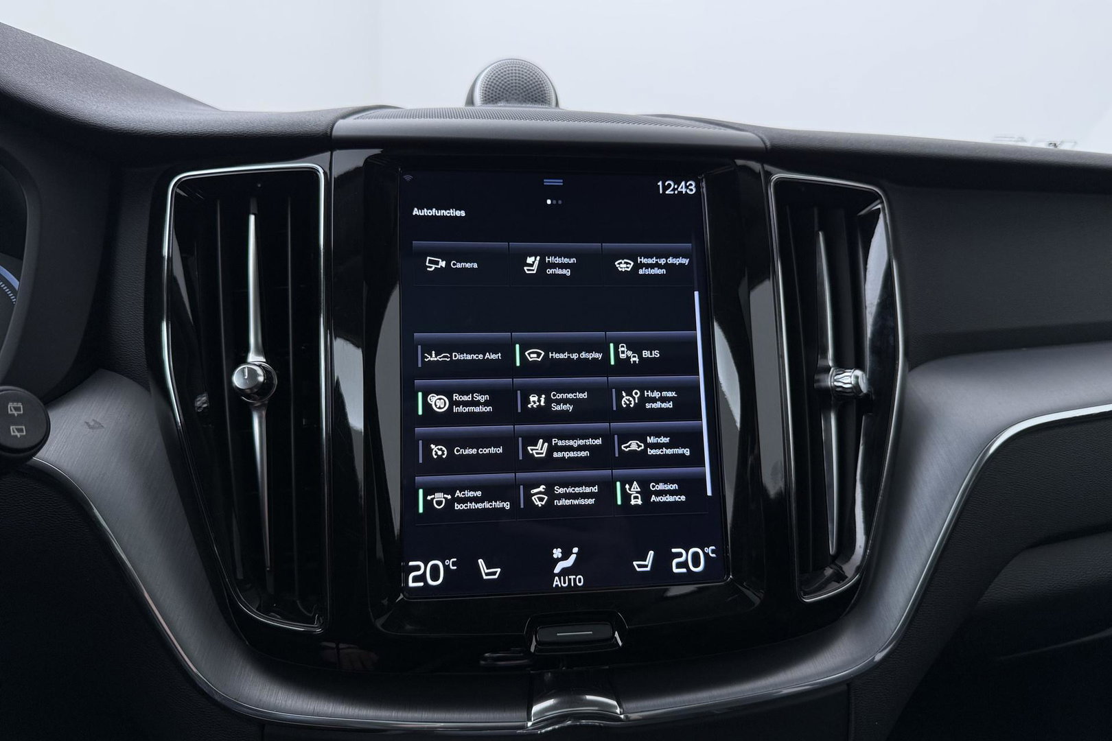 Volvo XC60 2.0 T8 Twin Engine AWD Momentum | Luchtvering | Bowers & Wilkins | Trekhaak | BLIS | Panoramadak | Head-up