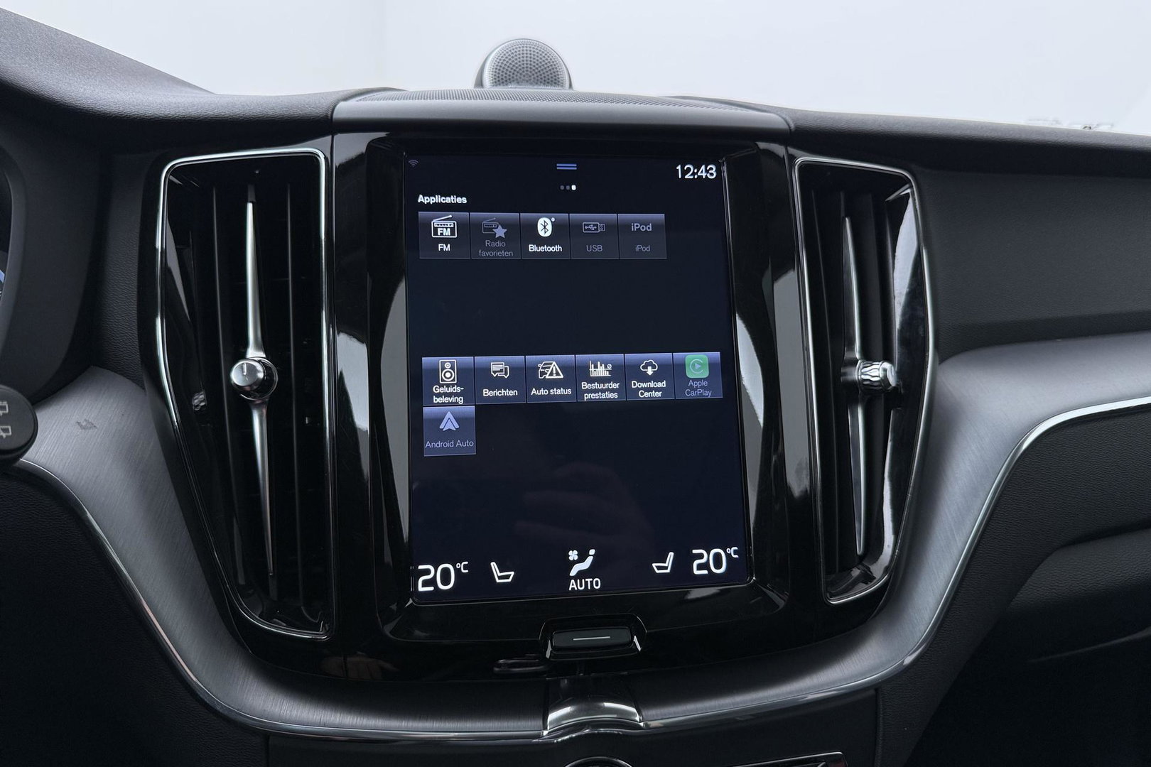 Volvo XC60 2.0 T8 Twin Engine AWD Momentum | Luchtvering | Bowers & Wilkins | Trekhaak | BLIS | Panoramadak | Head-up