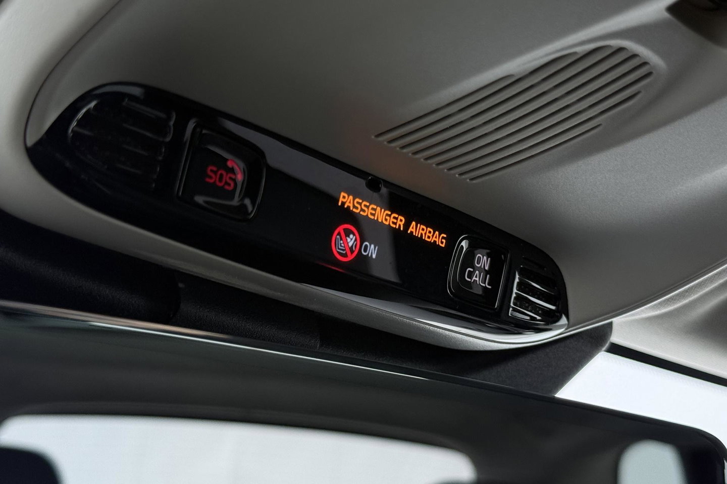 Volvo XC60 2.0 T8 Twin Engine AWD Momentum | Luchtvering | Bowers & Wilkins | Trekhaak | BLIS | Panoramadak | Head-up
