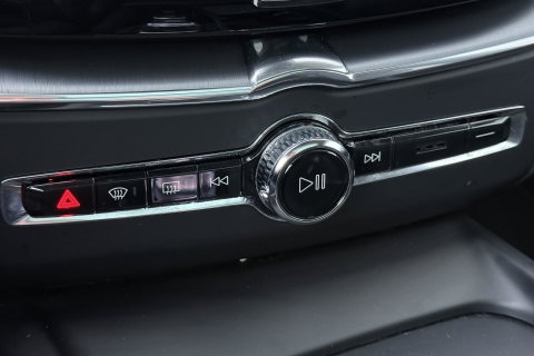 Volvo XC60 2.0 T8 Twin Engine AWD Momentum | Luchtvering | Bowers & Wilkins | Trekhaak | BLIS | Panoramadak | Head-up