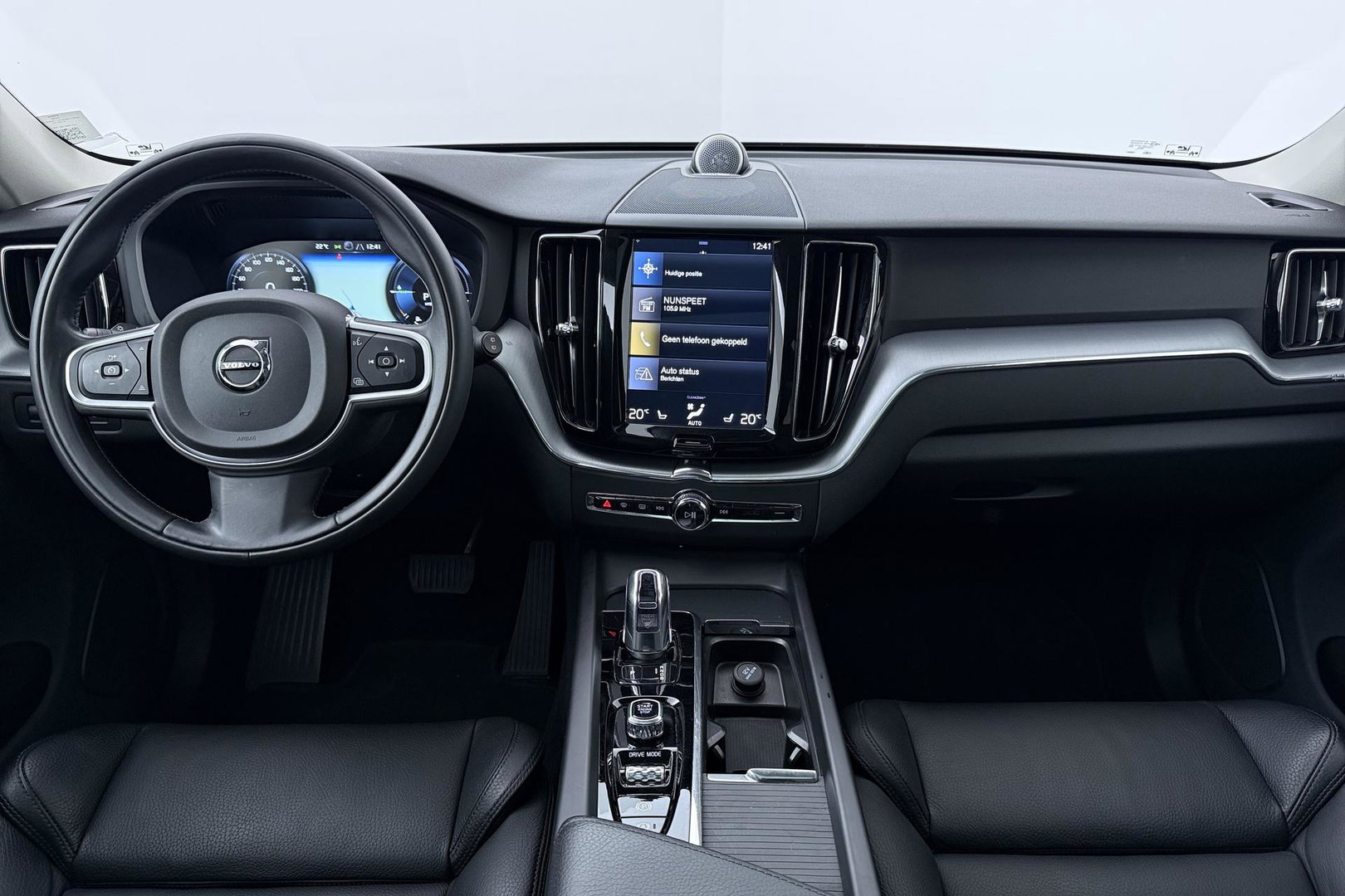 Volvo XC60 2.0 T8 Twin Engine AWD Momentum | Luchtvering | Bowers & Wilkins | Trekhaak | BLIS | Panoramadak | Head-up