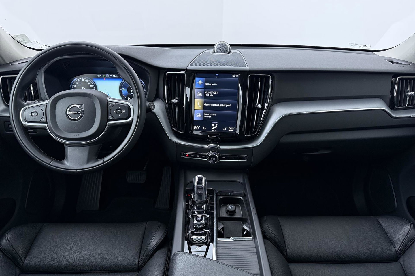 Volvo XC60 2.0 T8 Twin Engine AWD Momentum | Luchtvering | Bowers & Wilkins | Trekhaak | BLIS | Panoramadak | Head-up