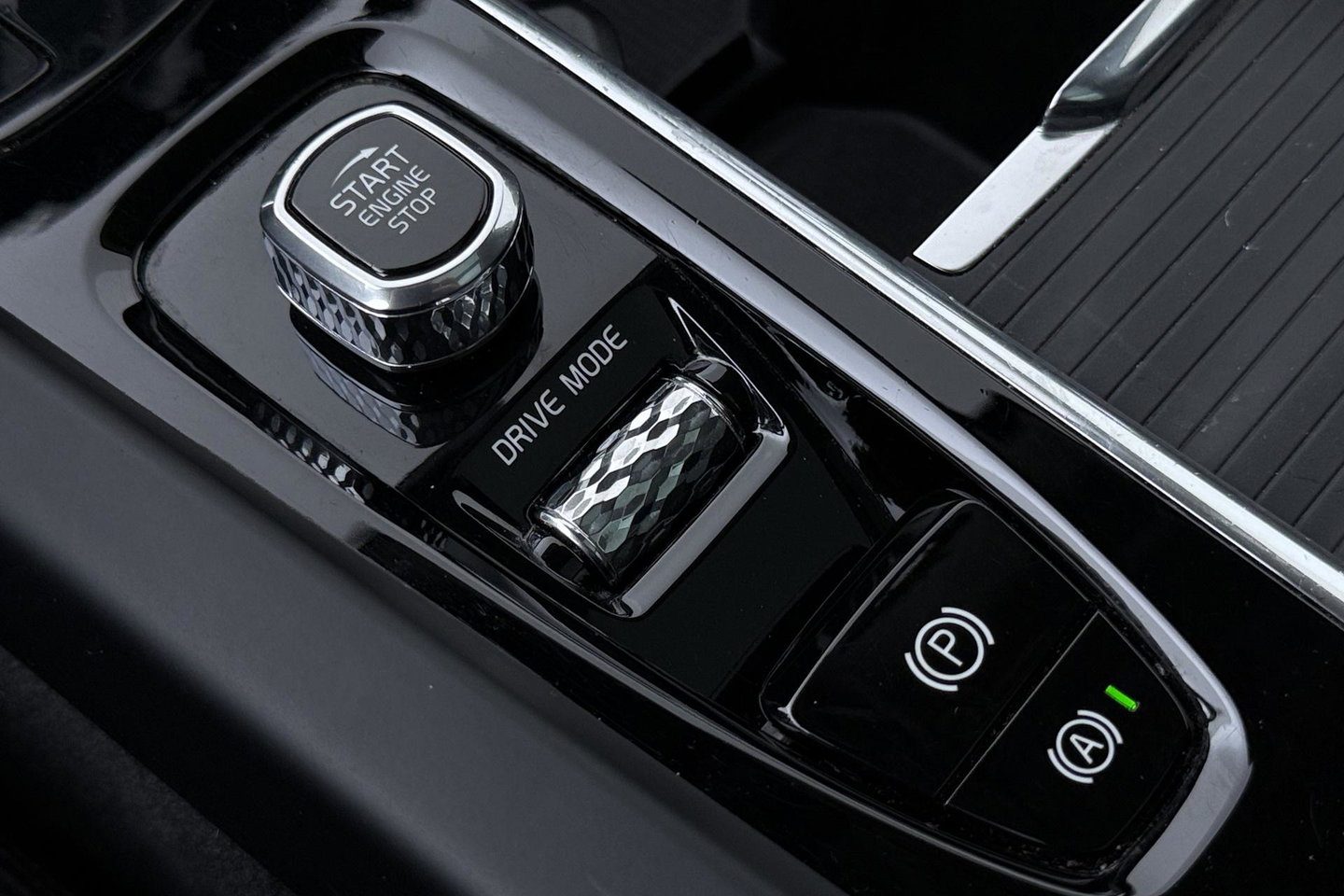 Volvo XC60 2.0 T8 Twin Engine AWD Momentum | Luchtvering | Bowers & Wilkins | Trekhaak | BLIS | Panoramadak | Head-up