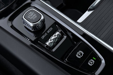 Volvo XC60 2.0 T8 Twin Engine AWD Momentum | Luchtvering | Bowers & Wilkins | Trekhaak | BLIS | Panoramadak | Head-up