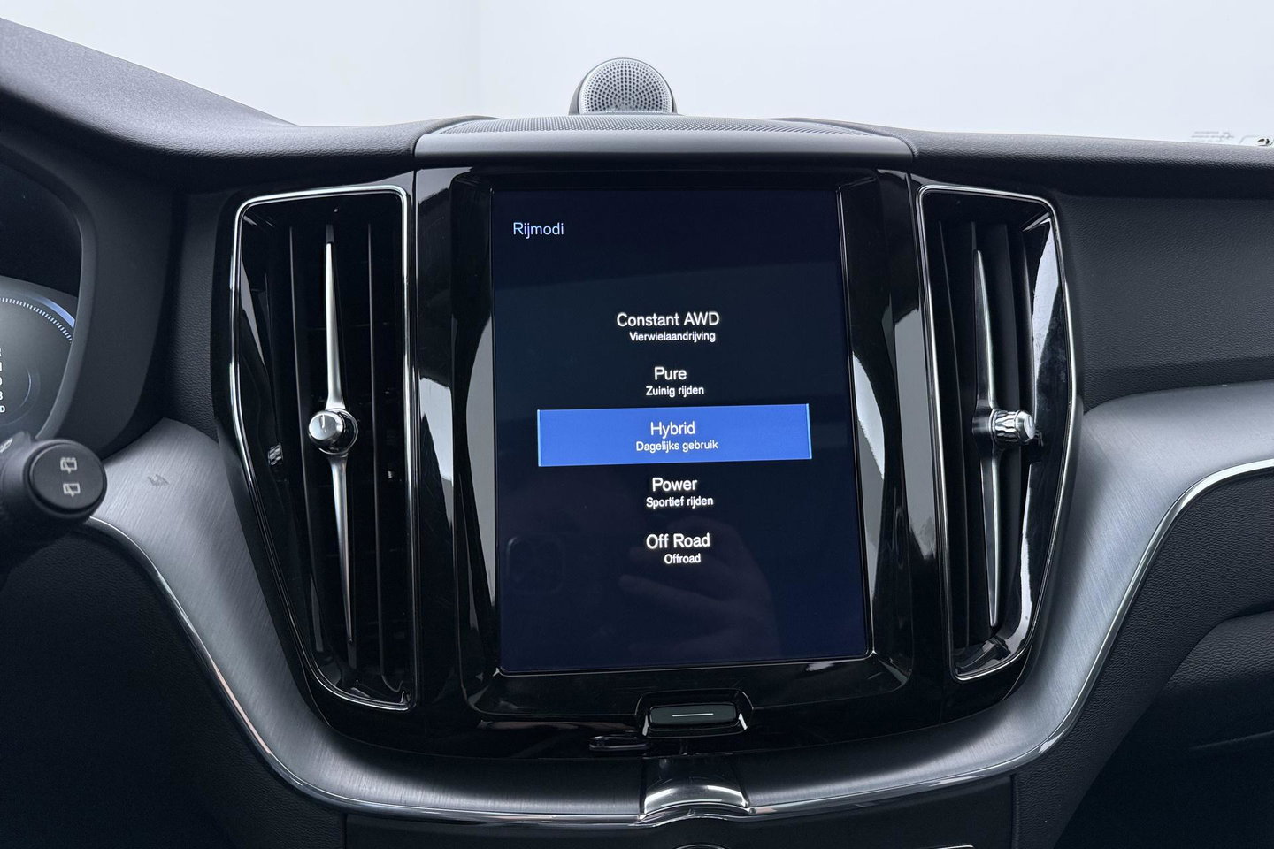 Volvo XC60 2.0 T8 Twin Engine AWD Momentum | Luchtvering | Bowers & Wilkins | Trekhaak | BLIS | Panoramadak | Head-up
