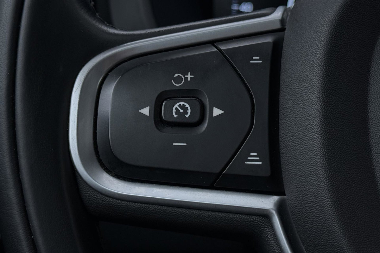 Volvo XC60 2.0 T8 Twin Engine AWD Momentum | Luchtvering | Bowers & Wilkins | Trekhaak | BLIS | Panoramadak | Head-up