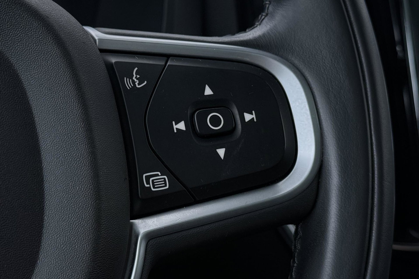 Volvo XC60 2.0 T8 Twin Engine AWD Momentum | Luchtvering | Bowers & Wilkins | Trekhaak | BLIS | Panoramadak | Head-up
