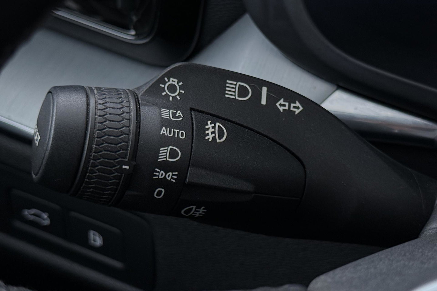 Volvo XC60 2.0 T8 Twin Engine AWD Momentum | Luchtvering | Bowers & Wilkins | Trekhaak | BLIS | Panoramadak | Head-up