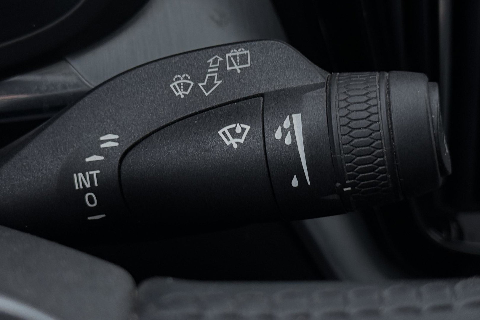 Volvo XC60 2.0 T8 Twin Engine AWD Momentum | Luchtvering | Bowers & Wilkins | Trekhaak | BLIS | Panoramadak | Head-up