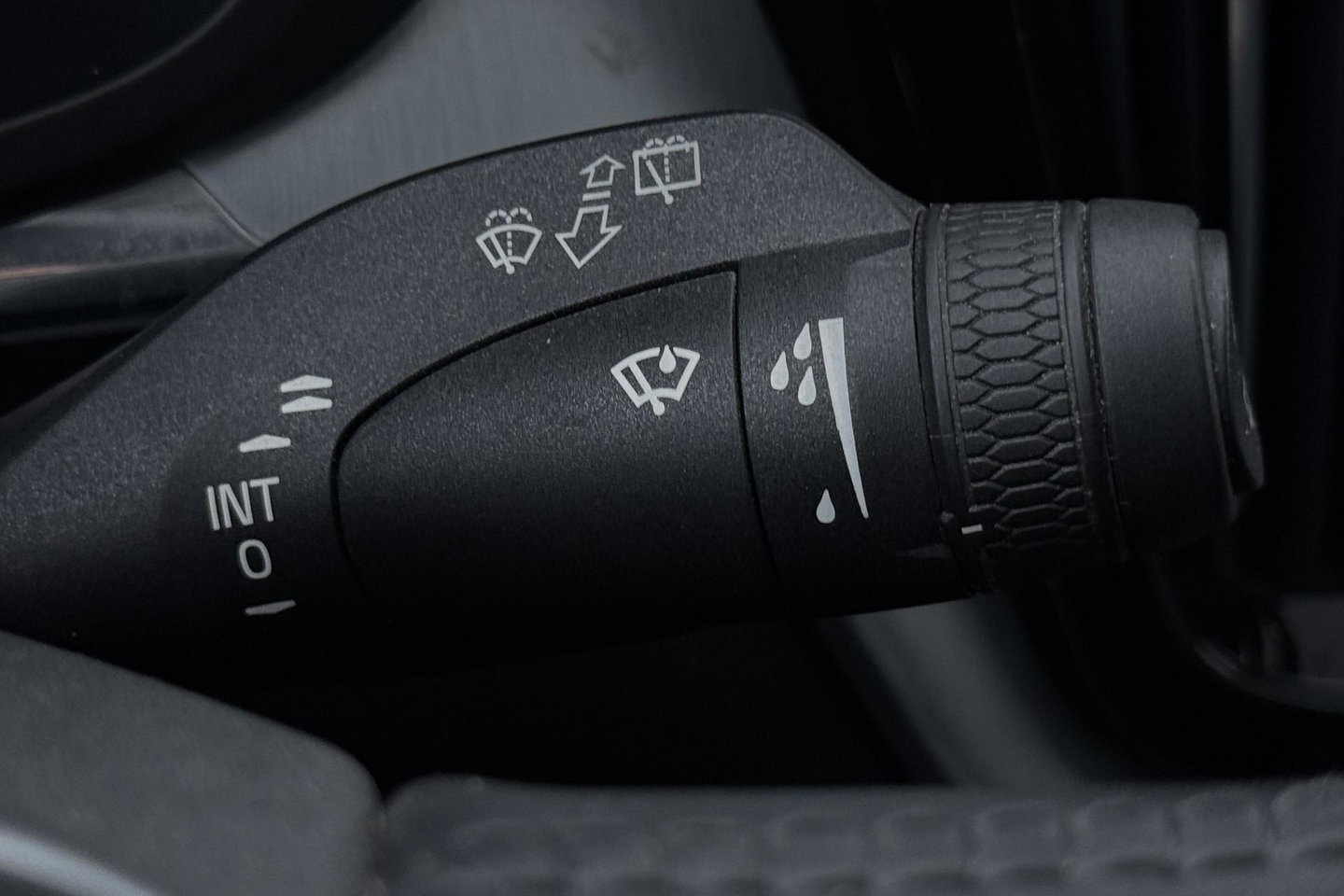 Volvo XC60 2.0 T8 Twin Engine AWD Momentum | Luchtvering | Bowers & Wilkins | Trekhaak | BLIS | Panoramadak | Head-up