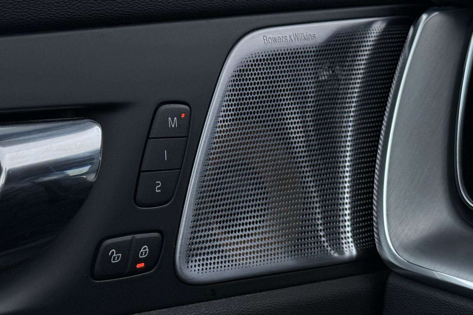 Volvo XC60 2.0 T8 Twin Engine AWD Momentum | Luchtvering | Bowers & Wilkins | Trekhaak | BLIS | Panoramadak | Head-up