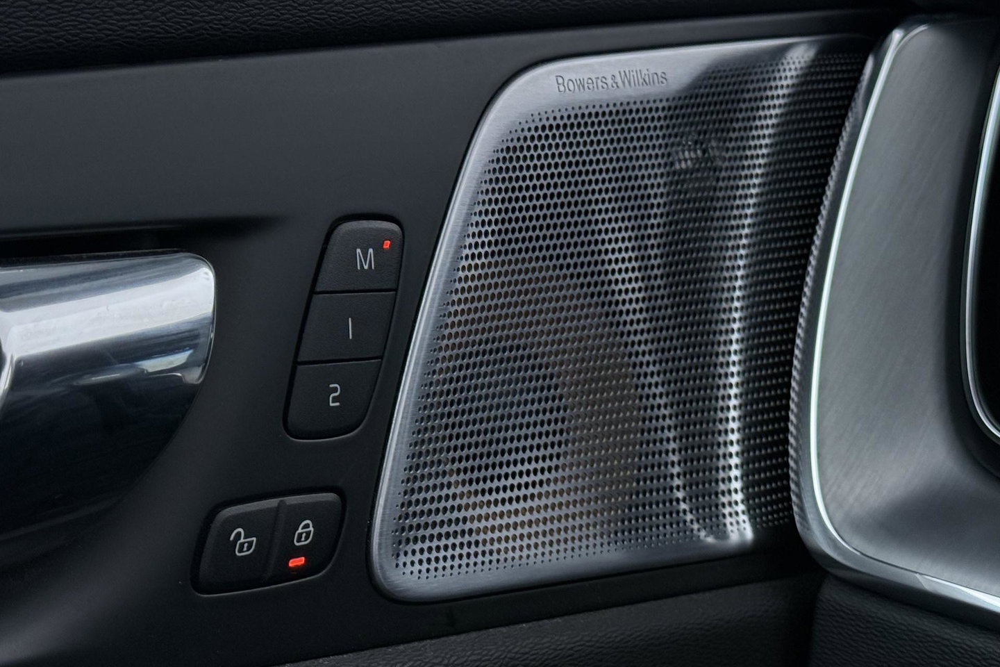 Volvo XC60 2.0 T8 Twin Engine AWD Momentum | Luchtvering | Bowers & Wilkins | Trekhaak | BLIS | Panoramadak | Head-up