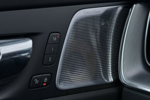 Volvo XC60 2.0 T8 Twin Engine AWD Momentum | Luchtvering | Bowers & Wilkins | Trekhaak | BLIS | Panoramadak | Head-up