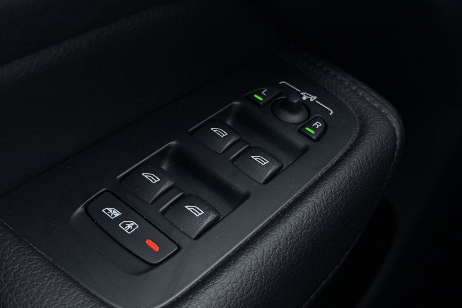 Volvo XC60 2.0 T8 Twin Engine AWD Momentum | Luchtvering | Bowers & Wilkins | Trekhaak | BLIS | Panoramadak | Head-up