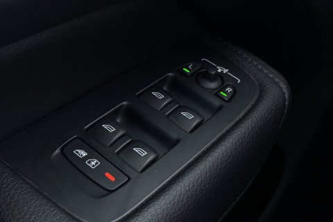Volvo XC60 2.0 T8 Twin Engine AWD Momentum | Luchtvering | Bowers & Wilkins | Trekhaak | BLIS | Panoramadak | Head-up