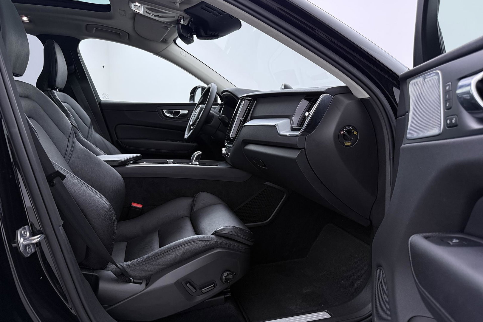 Volvo XC60 2.0 T8 Twin Engine AWD Momentum | Luchtvering | Bowers & Wilkins | Trekhaak | BLIS | Panoramadak | Head-up