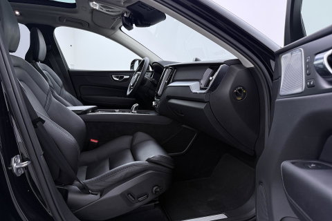 Volvo XC60 2.0 T8 Twin Engine AWD Momentum | Luchtvering | Bowers & Wilkins | Trekhaak | BLIS | Panoramadak | Head-up