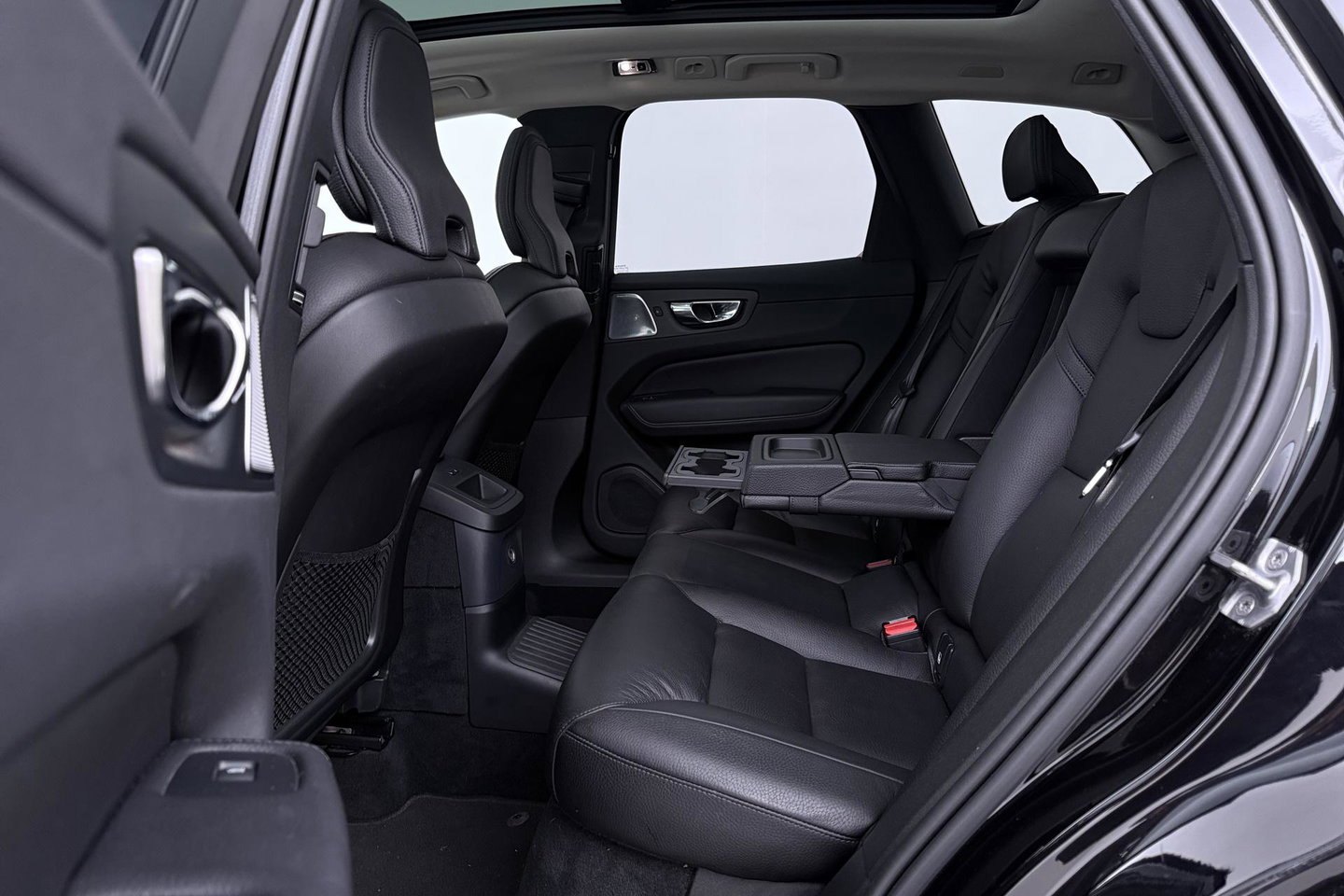 Volvo XC60 2.0 T8 Twin Engine AWD Momentum | Luchtvering | Bowers & Wilkins | Trekhaak | BLIS | Panoramadak | Head-up