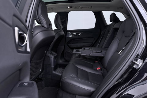 Volvo XC60 2.0 T8 Twin Engine AWD Momentum | Luchtvering | Bowers & Wilkins | Trekhaak | BLIS | Panoramadak | Head-up