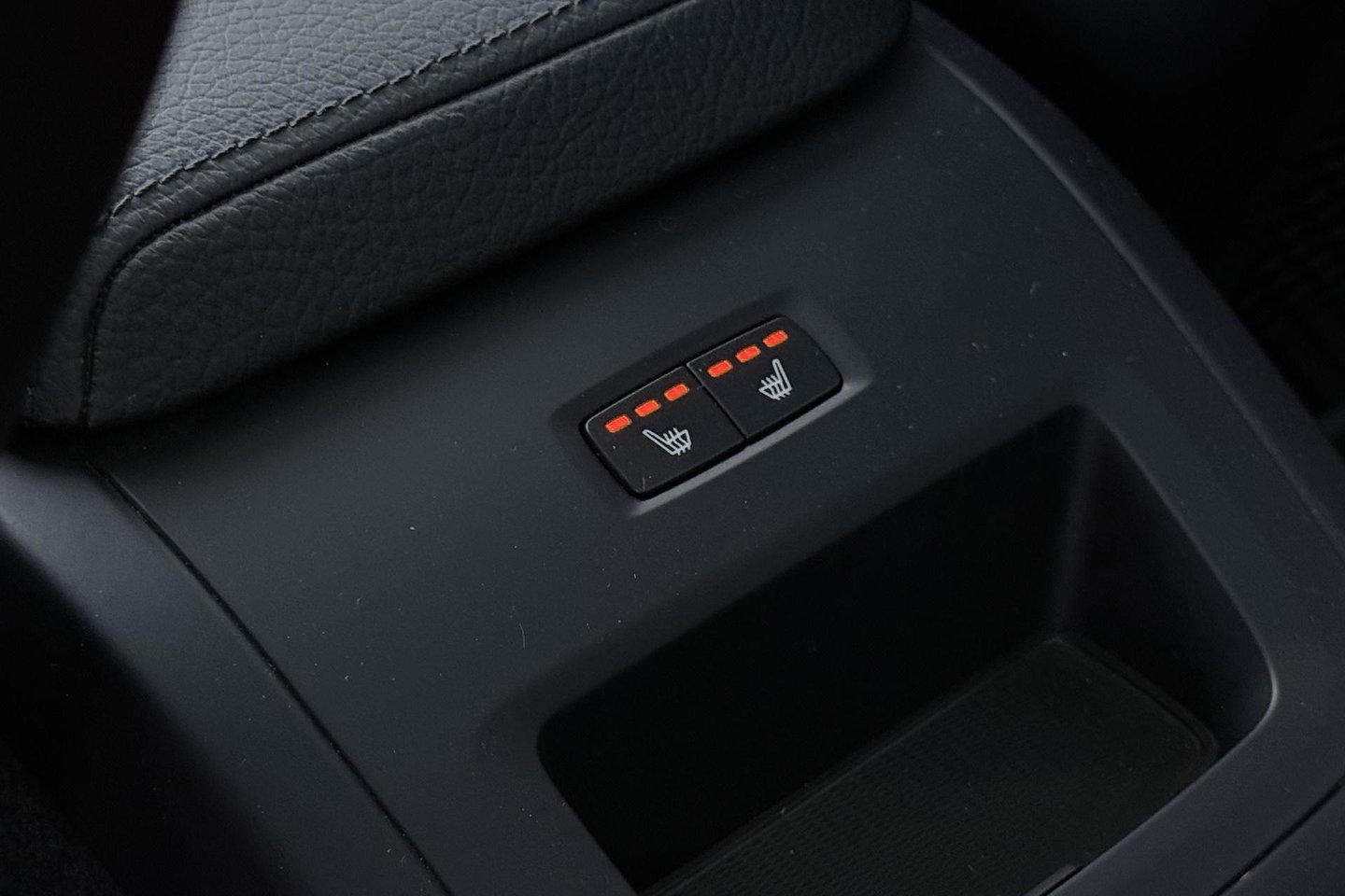 Volvo XC60 2.0 T8 Twin Engine AWD Momentum | Luchtvering | Bowers & Wilkins | Trekhaak | BLIS | Panoramadak | Head-up