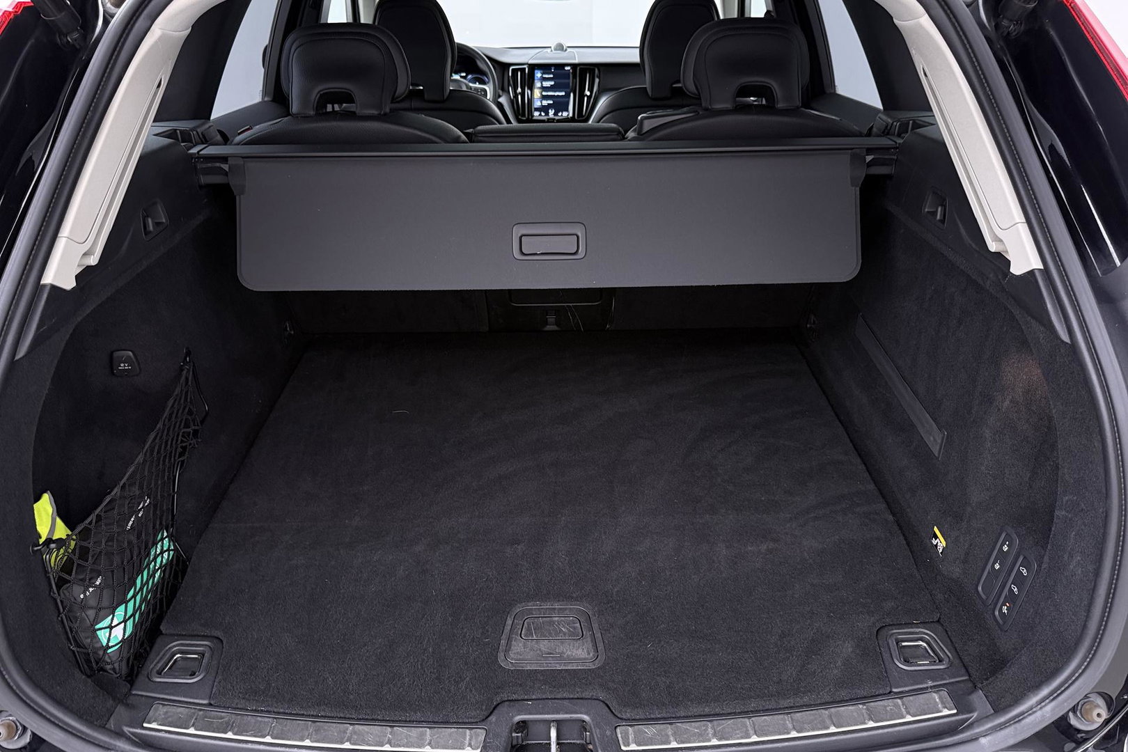 Volvo XC60 2.0 T8 Twin Engine AWD Momentum | Luchtvering | Bowers & Wilkins | Trekhaak | BLIS | Panoramadak | Head-up