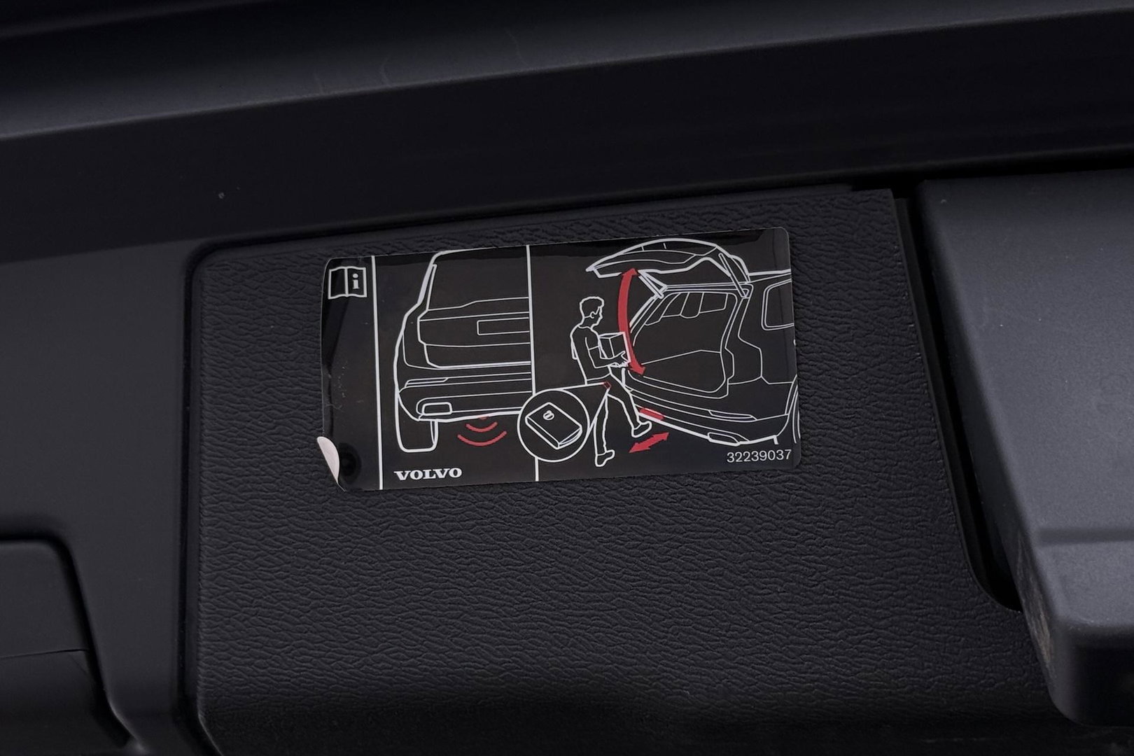 Volvo XC60 2.0 T8 Twin Engine AWD Momentum | Luchtvering | Bowers & Wilkins | Trekhaak | BLIS | Panoramadak | Head-up